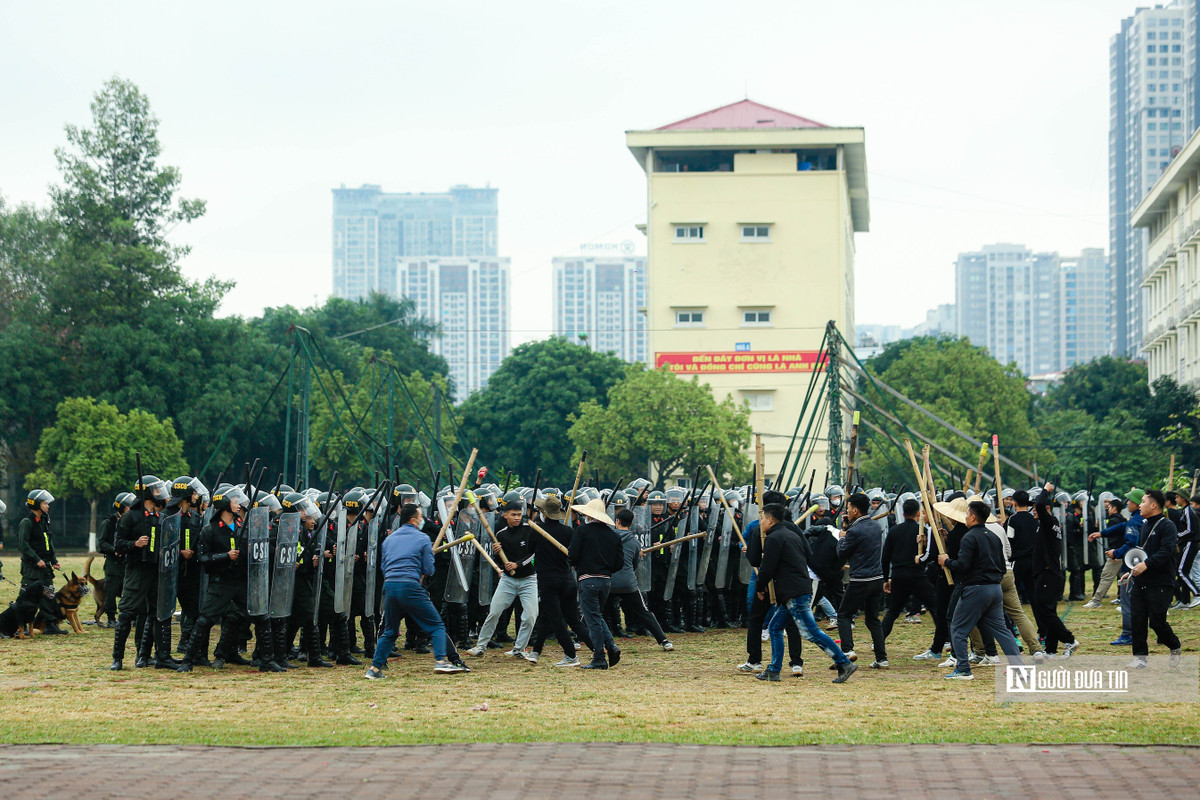 Theo đó, các đối tượng biểu tình thể hiện thái độ hung hãn, manh động, sử dụng những vũ khí nhằm tấn công lực lượng chức năng. Các chiến sĩ lập thành lá chắn, ban đầu thuyết phục người biểu tình hạ vũ khí, giải tán trong hòa bình.