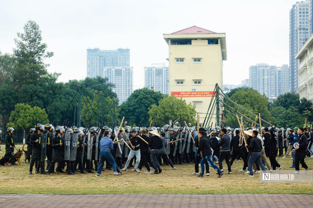 Theo đó, các đối tượng biểu tình thể hiện thái độ hung hãn, manh động, sử dụng những vũ khí nhằm tấn công lực lượng chức năng. Các chiến sĩ lập thành lá chắn, ban đầu thuyết phục người biểu tình hạ vũ khí, giải tán trong hòa bình.