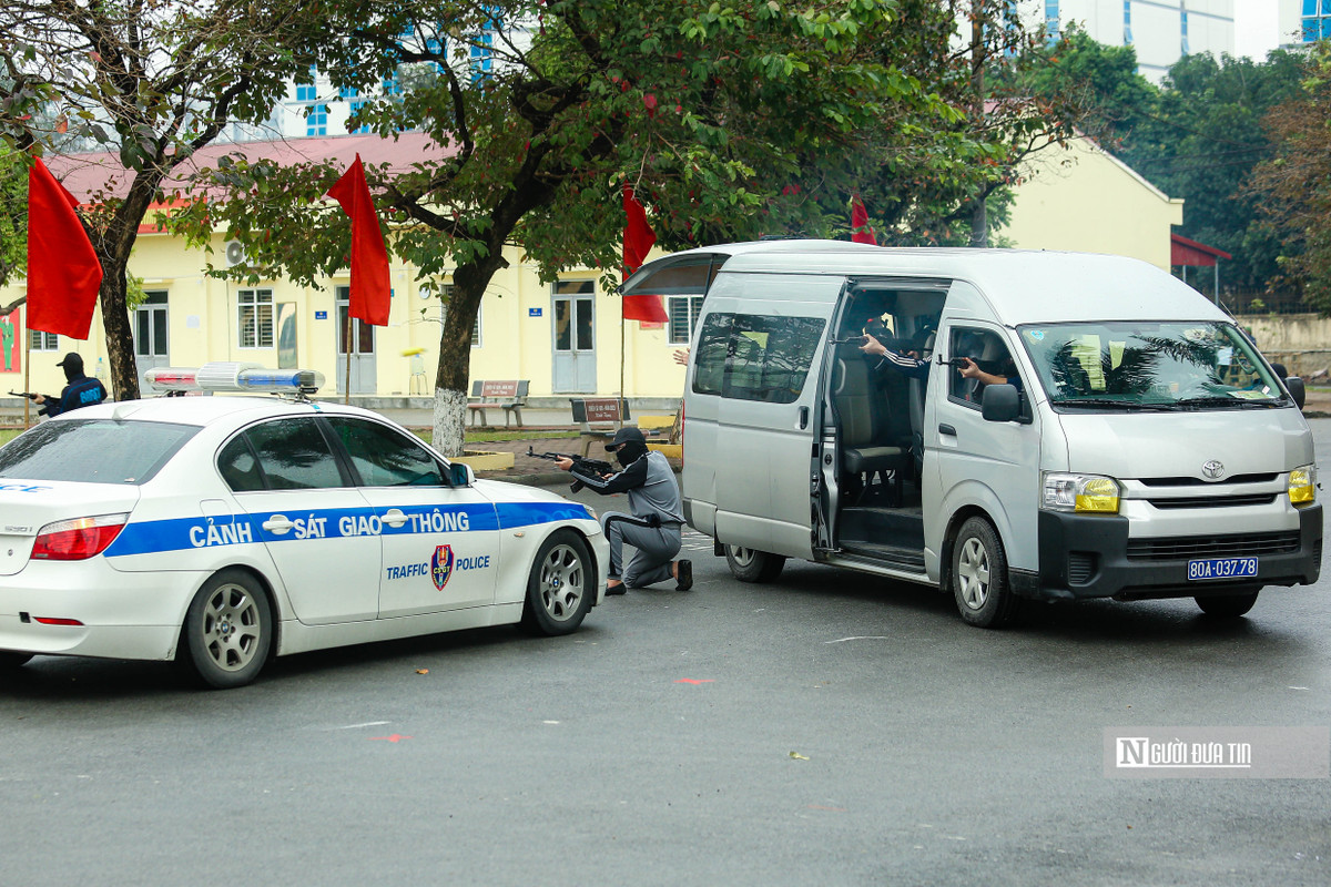 Tiếp sau đó là tình huống giả định xử lý tình huống bảo vệ Đặc phái viên của Liên Hợp Quốc dự sự kiện và bị khủng bố tấn công.