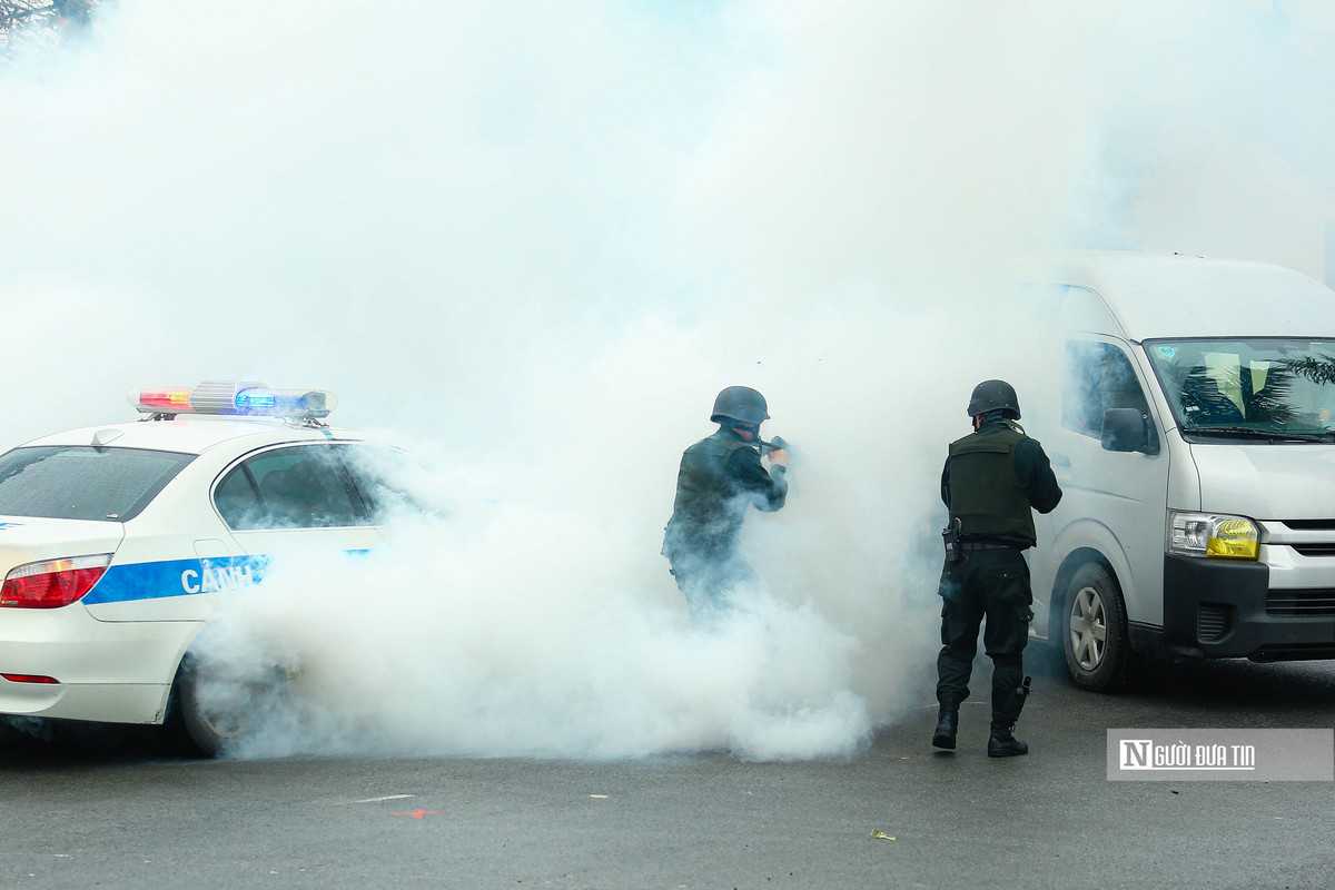 Quá trình xử lý tình huống chỉ diễn ra trong khoảng 1-2 phút. Đặc phái viên sau đó được đưa lên xe, nhanh chóng di chuyển ra khỏi khu vực nguy hiểm về nơi an toàn.