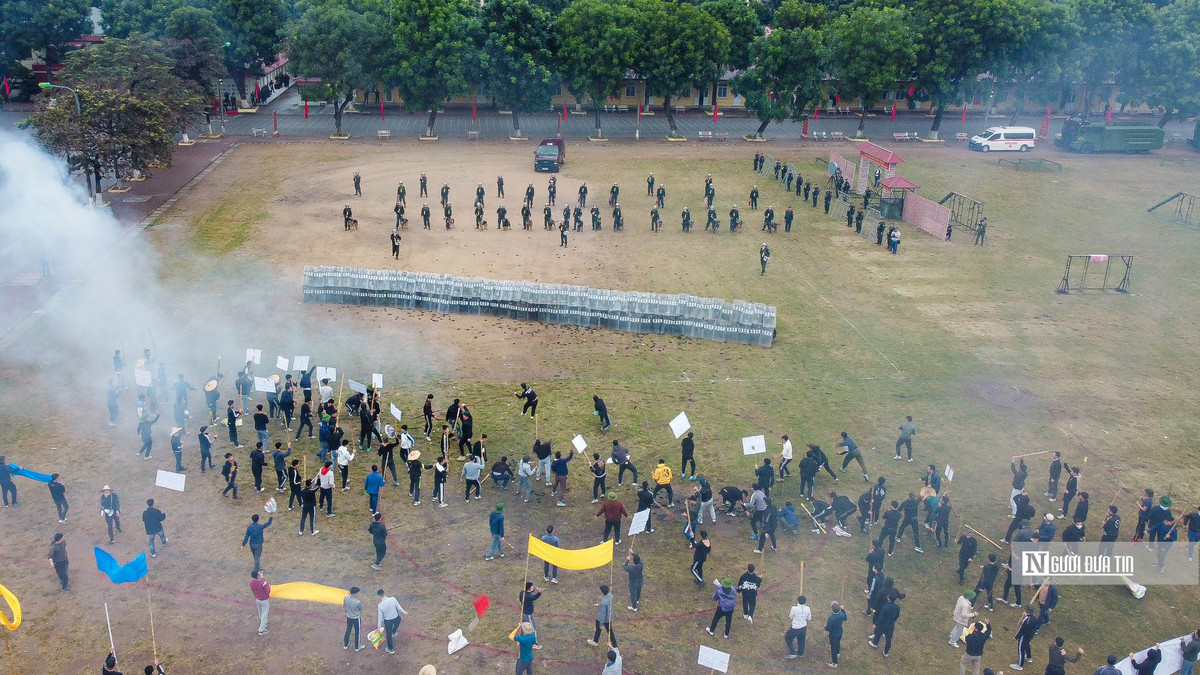 Tiếp đến là 1 tình huống giả định giải quyết nhóm người tập trung đông, biểu tình, gây rối trật tự công cộng. 