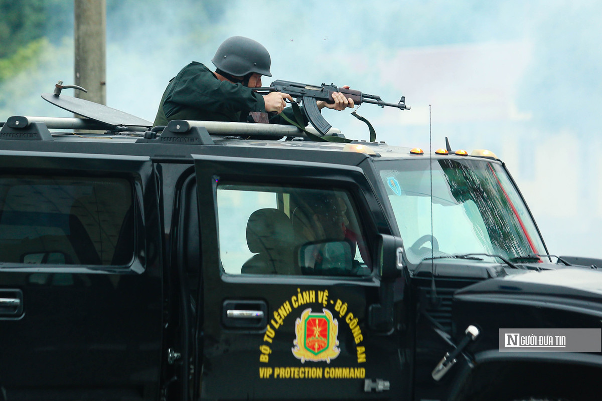 Đồng thời, xe của lực lượng đặc nhiệm nhanh chóng tiến lên phía trước, còn các sĩ quan đặc nhiệm nổ súng tấn công nhóm khủng bố.