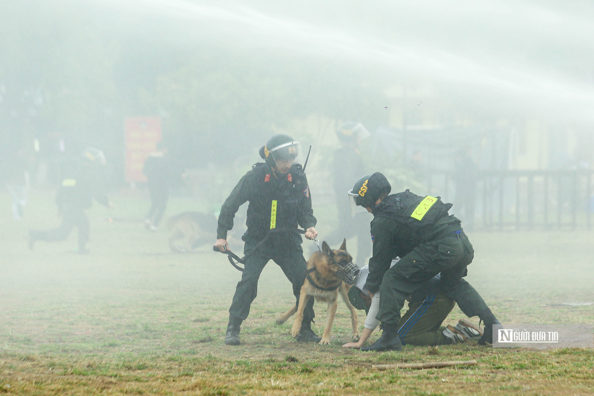 Tình huống giả định cuối cùng là đánh bắt khủng bố, giải cứu con tin trên nhà cao tầng, rà phá khắc phục bom mìn.