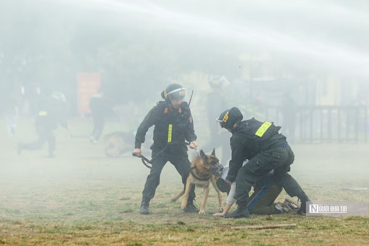 Tình huống giả định cuối cùng là đánh bắt khủng bố, giải cứu con tin trên nhà cao tầng, rà phá khắc phục bom mìn.