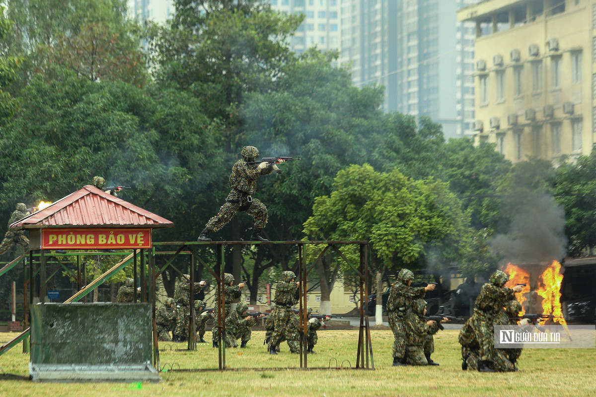Trong ảnh, các chiến sĩ đang thực hiện các kỹ thuật vận động, lợi dụng địa hình, địa vật để tiếp cận mục tiêu trong quá trình trinh sát nắm bắt tình hình, tấn công đánh bắt đối tượng cố thủ, ẩn nấp.