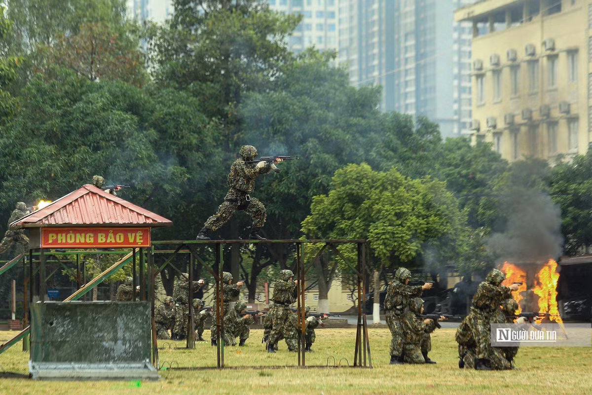 Trong ảnh, các chiến sĩ đang thực hiện các kỹ thuật vận động, lợi dụng địa hình, địa vật để tiếp cận mục tiêu trong quá trình trinh sát nắm bắt tình hình, tấn công đánh bắt đối tượng cố thủ, ẩn nấp.