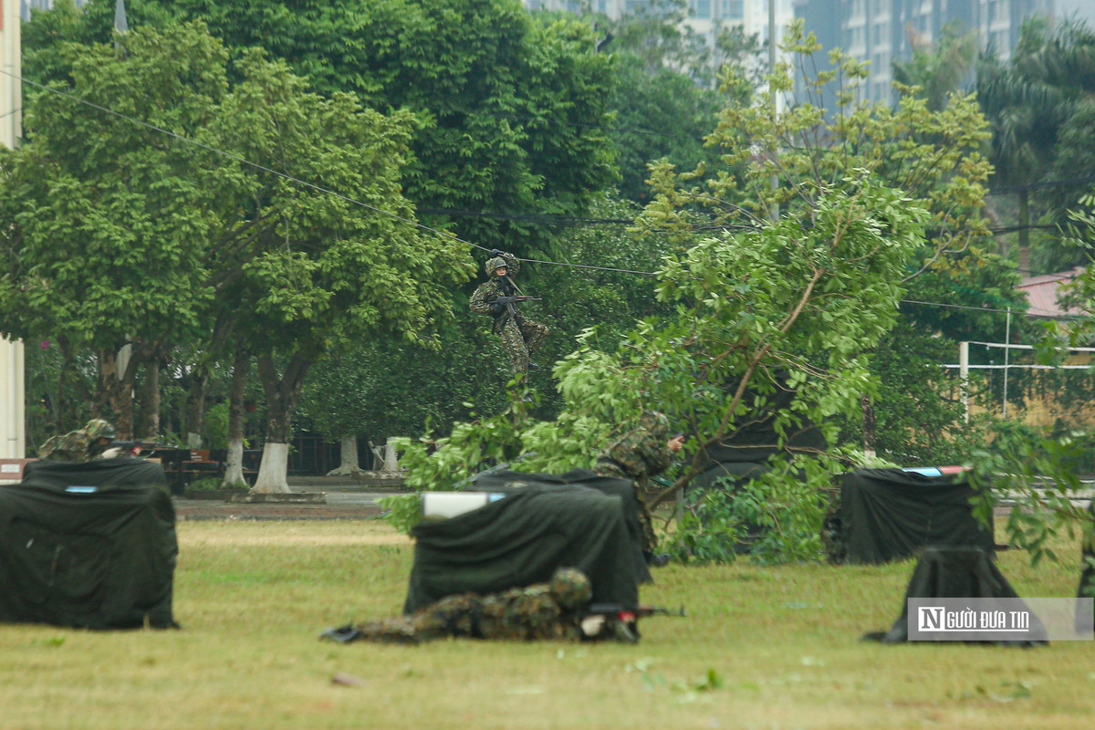 Trong ảnh là kỹ thuật xuống dây tử thần kết hợp bắn súng AK, thường được áp dụng ở các địa hình núi cao hiểm trở. Động tác này đòi hỏi người chiến sĩ phải có bản lĩnh, kỹ thuật điêu luyện làm chủ độ cao, kiểm soát tốc độ, kết hợp nổ súng, tiêu diệt các mục tiêu khác nhau.