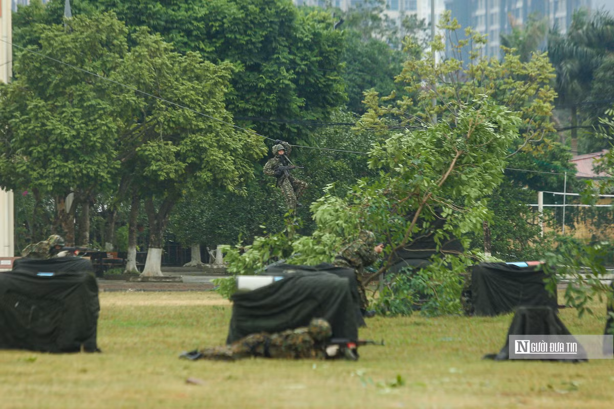 Trong ảnh là kỹ thuật xuống dây tử thần kết hợp bắn súng AK, thường được áp dụng ở các địa hình núi cao hiểm trở. Động tác này đòi hỏi người chiến sĩ phải có bản lĩnh, kỹ thuật điêu luyện làm chủ độ cao, kiểm soát tốc độ, kết hợp nổ súng, tiêu diệt các mục tiêu khác nhau.