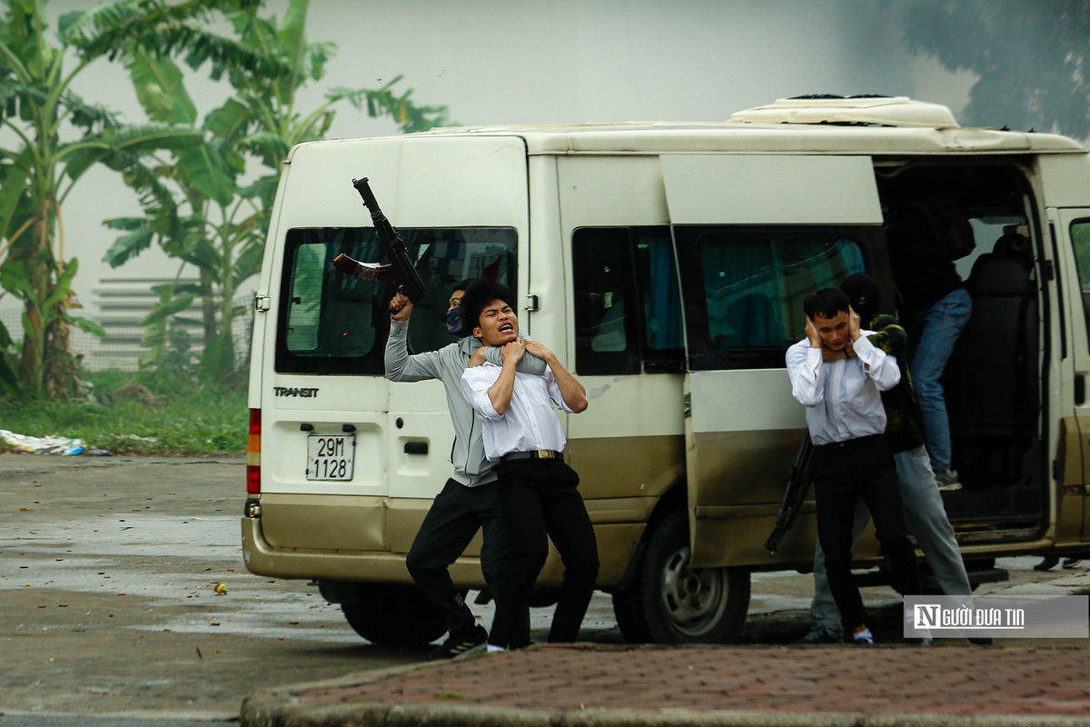 Tình huống giả định đặt ra là tòa nhà nơi các đối tượng khống chế con tin được trang bị 100% kính cường lực. Vì vậy, một tổ chiến sĩ sử dụng kỹ thuật gói buộc lượng nổ, sử dụng tay kích nổ nối dài để phá cửa, tạo điều kiện cho mũi tấn công khác đột nhập vào trong.