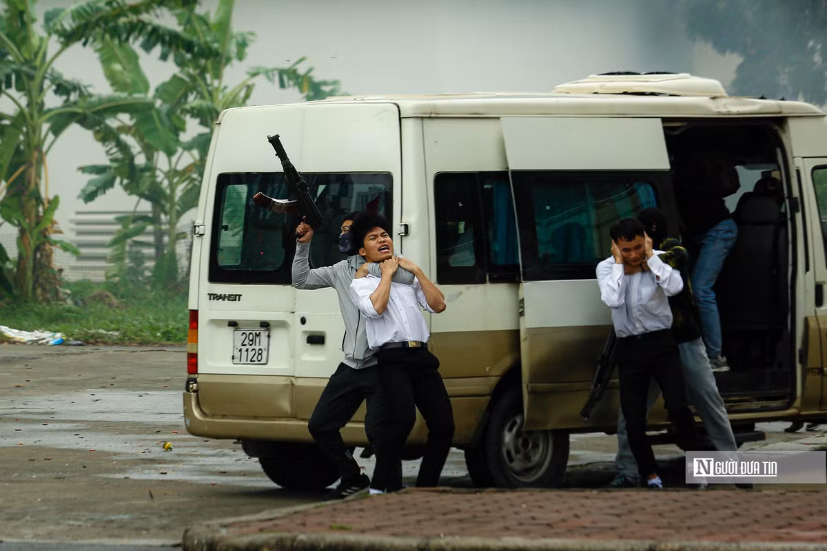 Tình huống giả định đặt ra là tòa nhà nơi các đối tượng khống chế con tin được trang bị 100% kính cường lực. Vì vậy, một tổ chiến sĩ sử dụng kỹ thuật gói buộc lượng nổ, sử dụng tay kích nổ nối dài để phá cửa, tạo điều kiện cho mũi tấn công khác đột nhập vào trong.