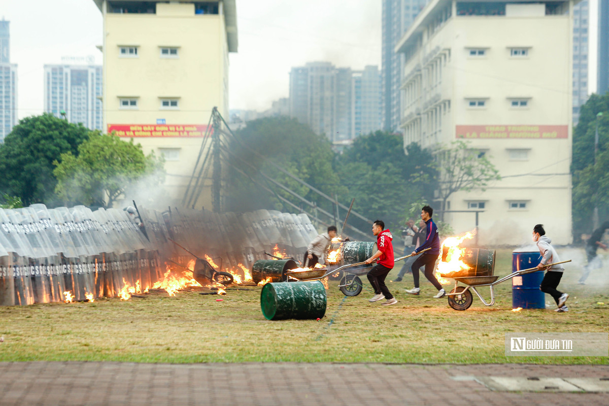 Trước những đối tượng ngoan cố, lực lượng chức năng sử dụng các biện pháp nghiệp vụ, sử dụng cảnh khuyển... để khống chế đối tượng.