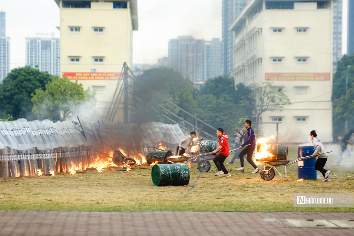 Trước những đối tượng ngoan cố, lực lượng chức năng sử dụng các biện pháp nghiệp vụ, sử dụng cảnh khuyển... để khống chế đối tượng.