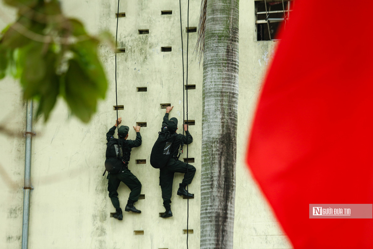 Các nhóm, tổ tấn công phối hợp nhịp nhàng, uyển chuyển, ăn ý... Kết quả, các đối tượng khủng bố bị khống chế, tất cả con tin được giải cứu an toàn.