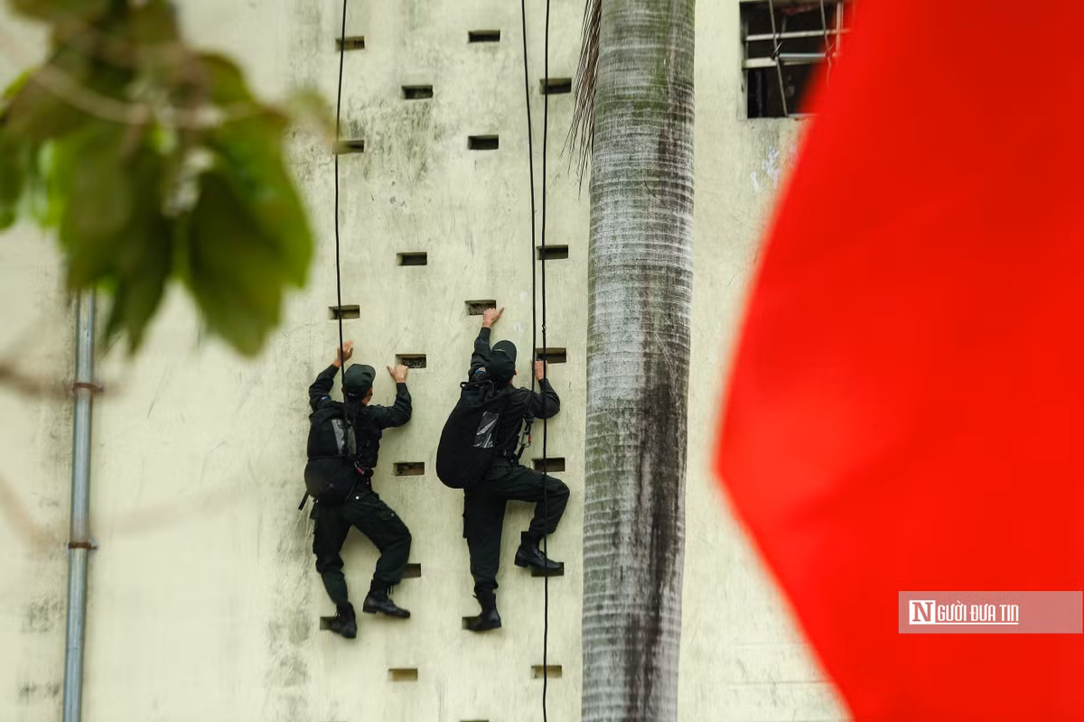 Các nhóm, tổ tấn công phối hợp nhịp nhàng, uyển chuyển, ăn ý... Kết quả, các đối tượng khủng bố bị khống chế, tất cả con tin được giải cứu an toàn.