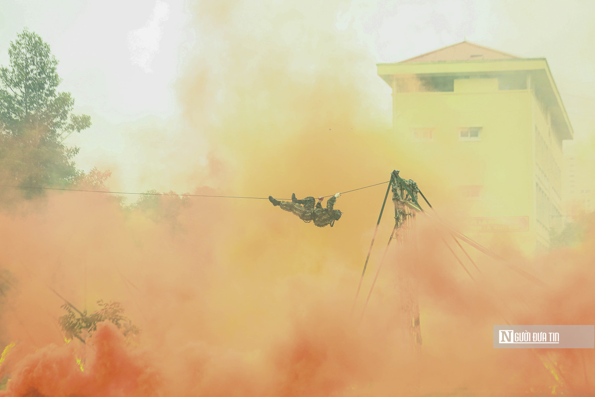 Quá trình vận động, các chiến sĩ sẽ luôn quan sát tình hình đối tượng, địa hình, nắm vững thời cơ diễn biến, lợi dụng mọi sơ hở của đối tượng để vận động, hiệp đồng chặt chẽ, luôn sẵn sàng chiến đấu, yểm trợ cho nhau.