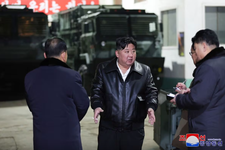 Sáng ngày 10/1, KCNA đưa tin, ông Kim Jong Un đã đến thăm nhà máy sản xuất vũ khí hôm đầu tuần, trong bối cảnh Mỹ và các đối tác lên án nước này chuyển giao vũ khí cho Nga. Ảnh: Reuters.