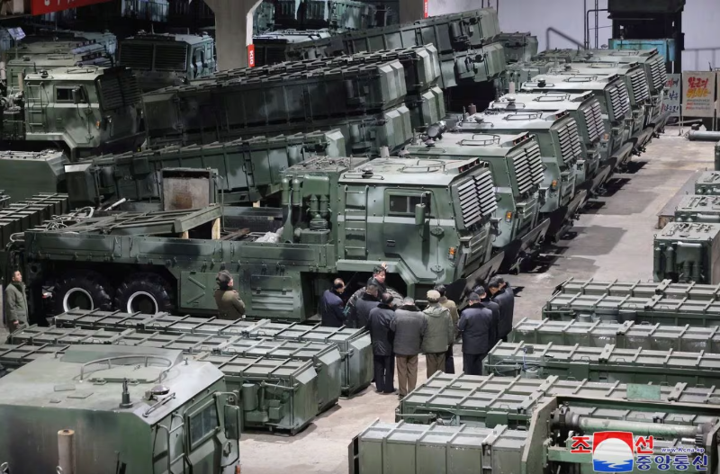 Chuyến thị sát của ông Kim Jong Un diễn ra trong bối cảnh gần hơn 40 quốc gia lên án việc Nga mua và sử dụng tên lửa đạn đạo của Triều Tiên chống lại Ukraine. Hãng tin Reuters của Anh ngày 10/1 cho biết Mỹ, Anh, Liên minh EU, Australia, Đức, Canada và gần 40 quốc gia đối tác khác ngày 9/1 đã ký tuyên bố chung về cái mà họ gọi là việc Nga mua tên lửa đạn đạo của Triều Tiên và việc Moscow sử dụng chúng để chống lại Ukraine vào ngày 30/12/2023 và ngày 2/1/2024. Ảnh: Reuters.