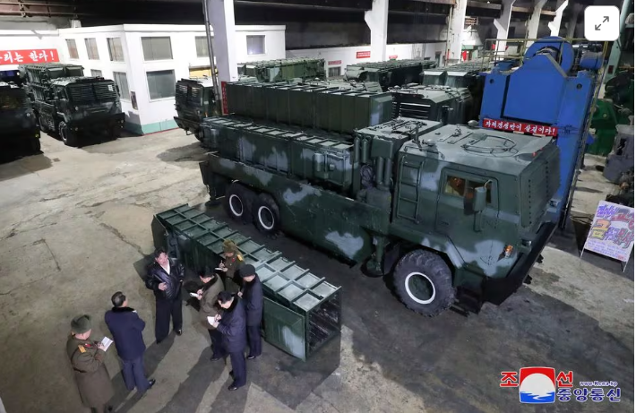 Qua những bức ảnh của KCNA có thể thấy, ông Kim Jong Un đang kiểm tra các phương tiện phóng tên lửa tầm ngắn di động. Truyền thông nhà nước cho biết, trong chuyến thị sát, ông Kim Jong Un nhấn mạnh những "thiếu sót" gần đây trong việc tổ chức sản xuất vũ khí và kêu gọi điều chỉnh, nhấn mạnh "tầm quan trọng chiến lược của việc sản xuất các loại vũ khí lớn". Ảnh: Reuters.