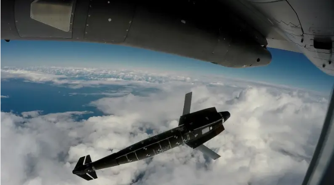 Theo ông Sebastian Lecornu, lô 50 quả bom đầu tiên sẽ được chuyển tới Ukraine ngày trong tháng 1. Trong tương lai, những lô hàng tương tự sẽ được xuất xưởng hàng tháng, ít nhất là đến cuối năm nay. Theo đó, tổng cộng, Ukraine sẽ nhận được 600 quả bom.