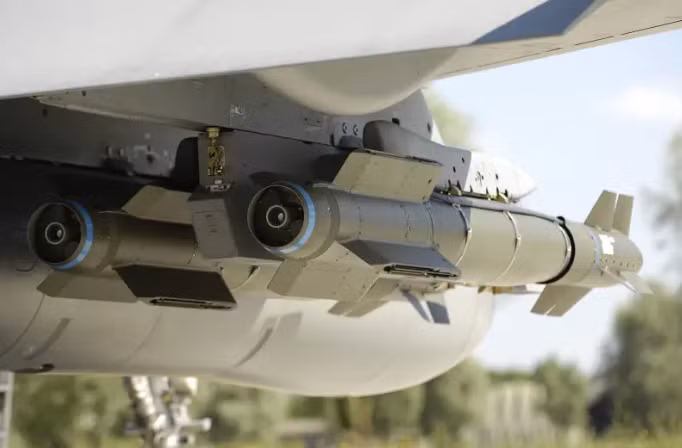 Cũng tại buổi họp báo, Bộ trưởng Quốc phòng Pháp Sebastian Lecornu tiết lộ, bom dẫn đường AASM HAMMER sẽ giúp khôi phục tiềm năng chiến đấu của Không quân Ukraine và cho phép họ tấn công các mục tiêu mặt đất ở xa.