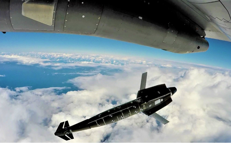 Sau những lần sửa đổi, hiện AASM Hammer có trọng lượng từ 125 kg cho đến 1.000 kg. Có 3 loại đầu dẫn cho AASM Hammer, bao gồm: SBU-38 (đầu dẫn vệ tinh/quán tính - INS/GPS); SBU-54 (đầu dẫn vệ tinh/quán tính kết hợp đầu dò laser bán chủ động - INS/GPS/Laser); SBU-64 (đầu dẫn vệ tinh/quán tính kết hợp đầu dò hồng ngoại - INS/GPS/IR). Nhiều sự kết hợp khác nhau giữa bom cơ bản và hệ thống điều khiển đã được thử nghiệm.