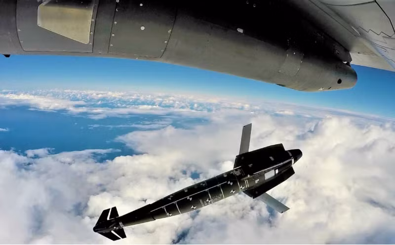 Sau những lần sửa đổi, hiện AASM Hammer có trọng lượng từ 125 kg cho đến 1.000 kg. Có 3 loại đầu dẫn cho AASM Hammer, bao gồm: SBU-38 (đầu dẫn vệ tinh/quán tính - INS/GPS); SBU-54 (đầu dẫn vệ tinh/quán tính kết hợp đầu dò laser bán chủ động - INS/GPS/Laser); SBU-64 (đầu dẫn vệ tinh/quán tính kết hợp đầu dò hồng ngoại - INS/GPS/IR). Nhiều sự kết hợp khác nhau giữa bom cơ bản và hệ thống điều khiển đã được thử nghiệm.