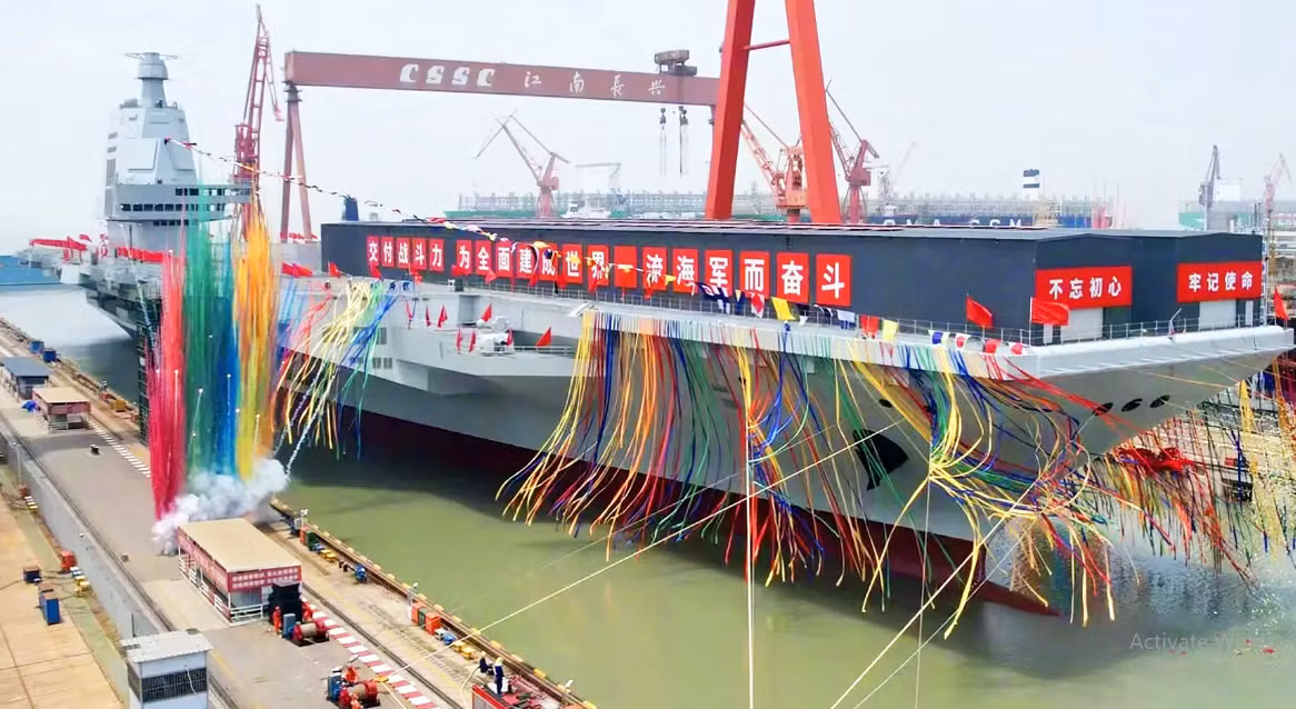 Một số chuyên gia am hiểu lĩnh vực hàng không mẫu hạm phát hiện phía sau tấm chắn lửa trên boong có một vết đen lớn, giống như vệt lốp xe lăn liên tục, từ đó phán đoán có thể là do máy bay trên tàu sân bay chuyển động, cho thấy việc kiểm tra quân sự có liên quan rất nghiêm ngặt. Phần trước của sàn đáp thẳng nên có vẻ như sẽ tăng linh hoạt trong cách bố trí boong tàu, giúp nó điều động máy bay nhanh hơn (nếu so với Liêu Ninh trước đây).