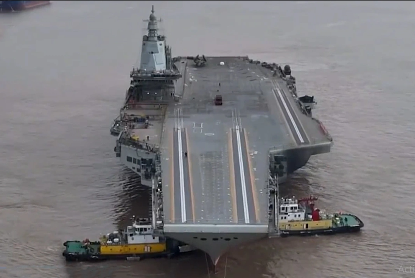 Đoạn phim do CCTV công bố lần này cũng cho thấy có một mô hình kích thước đầy đủ của máy bay cánh gấp hoạt động trên tàu sân bay ở phía sau boong tàu Phúc Kiến, cho thấy sàn đáp hiện đã được hình thành cơ bản. Mô hình kích thước đầy đủ của máy bay hoạt động trên tàu sân bay lần này đã xuất hiện trên sàn đáp của tàu Phúc Kiến, dự kiến sẽ được sử dụng cho các cuộc thử nghiệm tương ứng nhằm ước tính số lượng máy bay hoạt động trên tàu sân bay có thể đậu trên sàn đáp trong tương lai.