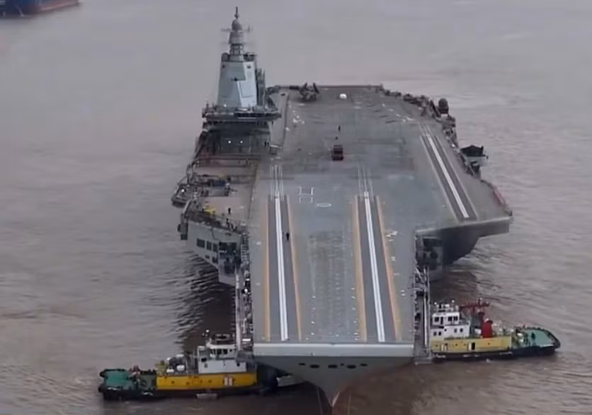 Tàu sân bay Phúc Kiến được ra mắt công chúng lần đầu tiên vào tháng 6/2022. Con tàu là sản phẩm được hoàn thiện hoàn toàn trong nước từ khâu thiết kế tới chế tạo. Tàu Phúc Kiến ban đầu có hệ thống phóng chạy bằng hơi nước, tuy nhiên thiết kế này đã được thay đổi vào năm 2017 sau quyết định của Chủ tịch Trung Quốc Tập Cận Bình.