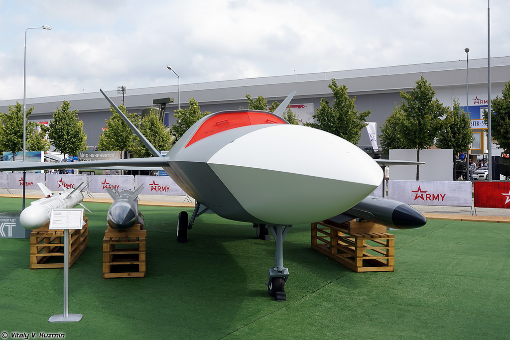 "Nó sẽ là trung tâm điều khiển, là một bộ não lớn được trang bị tên lửa và bom không dẫn đường, và có thể truyền tải thông tin chiến trường tới những UAV cảm tử kích thước nhỏ hơn", Giám đốc Quỹ hỗ trợ công nghệ thế kỷ 21 Ivan Konovalov, cho biết.