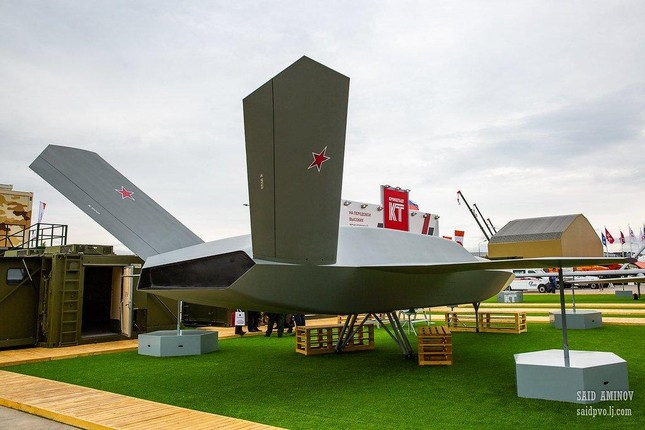 Ngoài ra, Grom còn có tính năng gây nhiễu điện tử nhằm "làm mù" hệ thống phòng không đối phương. Grom sẽ được trang bị lửa không đối đất tầm ngắn X-38, có khả năng bay nhanh gấp 2 lần tốc độ âm thanh và có đầu đạn nặng 250 kg. Ngoài ra, Grom sẽ được trang bị bom dẫn đường KAB-250 và KAB-500 có khả năng phá hủy cơ sở hạ tầng của đối phương.