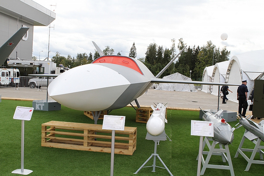 Tốc độ bay tối đa của Grom UAV lên tới 1000 km/h và trọng lượng tải trọng lên tới 2.000 kg. Theo truyền thông Nga, Grom UAV có thể sẽ được trang bị động cơ phản lực AI-222-25, được sử dụng trên máy bay huấn luyện Yak-130. Truyền thông Nga cũng cho biết, cuối năm 2023, công việc phát triển Grom UAV đã gần như hoàn thành.