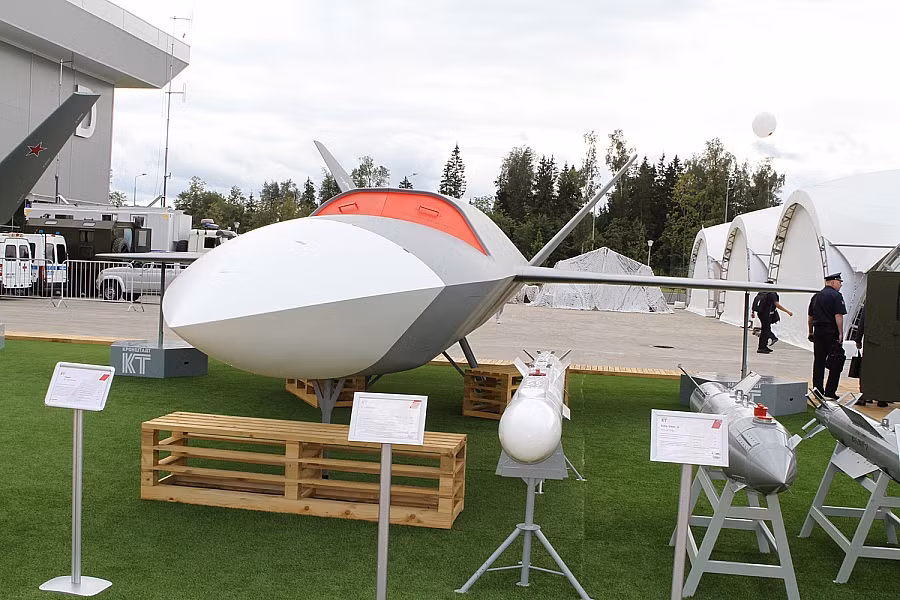 Tốc độ bay tối đa của Grom UAV lên tới 1000 km/h và trọng lượng tải trọng lên tới 2.000 kg. Theo truyền thông Nga, Grom UAV có thể sẽ được trang bị động cơ phản lực AI-222-25, được sử dụng trên máy bay huấn luyện Yak-130. Truyền thông Nga cũng cho biết, cuối năm 2023, công việc phát triển Grom UAV đã gần như hoàn thành.