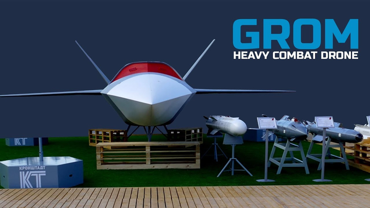 Trọng lượng cất cánh của UAV Grom lên tới 7 tấn, chiều dài thân máy bay khoảng 14 mét và sải cánh lên tới 10 mét. Tầm bay ước tính 1.400-2.000 km, điều này có vẻ khá thực tế, vì máy bay huấn luyện Yak-130 của Nga được trang bị hai động cơ AI-222-25, có tầm bay được công bố lên tới 2.000 km. Độ cao bay tối đa của UAV Grom lên tới 12.000 mét. UAV Grom có thể mang 2 tấn thuốc nổ và thực hiện các nhiệm vụ ở độ cao tối đa 12 km.