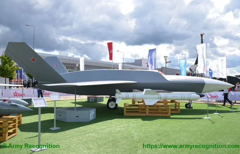 UAV Grom được mệnh danh là “Thần Sấm”, lần đầu tiên được giới thiệu tại Diễn đàn Army 2020, với khả năng dùng trí tuệ nhân tạo (AI) điều khiển một nhóm UAV tấn công cảm tử kiểu "bầy đàn". Ảnh: Army Recognition.