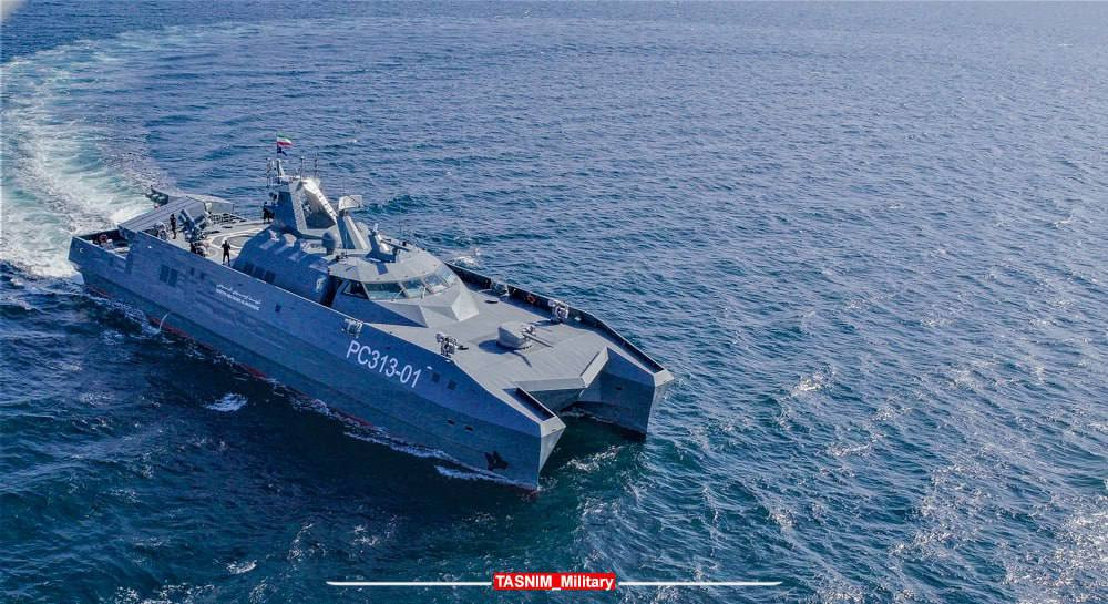 Tàu hộ tống tên lửa Abu Mahdi có kích thước nhỏ hơn so với tàu 2 lớp trước, dài khoảng 40 m, rộng khoảng 12 m, với lượng giãn nước 250-300 tấn. Tàu không có sân đỗ trực thăng cho trực thăng tác chiến chống ngầm, cũng không có hầm chứa bệ phóng thẳng đứng như lớp Soleimani. Ảnh: Topwar.ru.