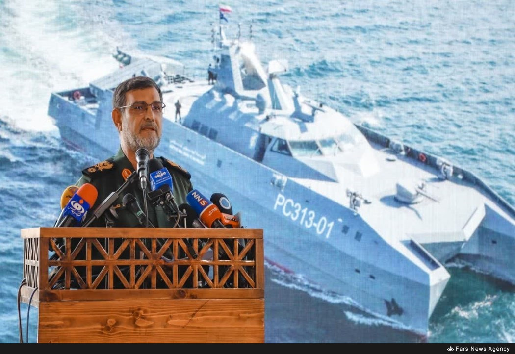 Phát biểu tại buổi lễ bàn giao hôm 6/1, Tư lệnh Hải quân Iran, ông Alireza Tangsiri nhấn mạnh: "Tàu chiến có thể di chuyển trong bán kính 2.000 hải lý (3.700km) mà không bị các radar và hệ thống giám sát của đối phương phát hiện. Tàu chiến cũng có khả năng hoạt động liên tục trên biển trong 14 ngày." Ảnh: Farnews.com.