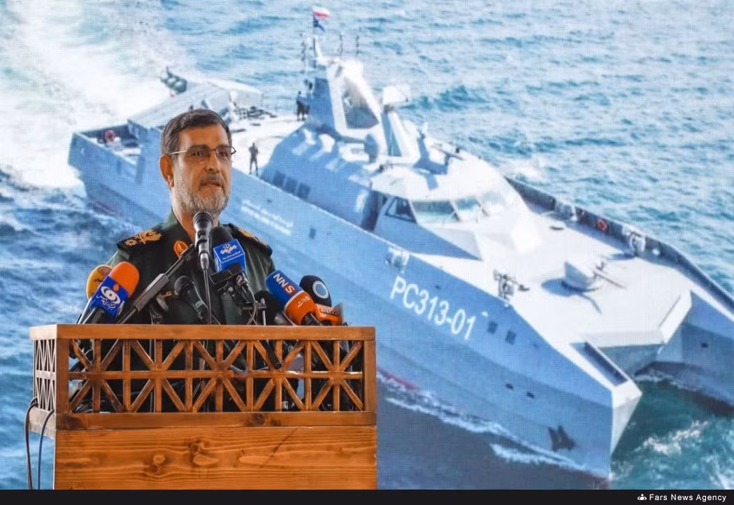 Phát biểu tại buổi lễ bàn giao hôm 6/1, Tư lệnh Hải quân Iran, ông Alireza Tangsiri nhấn mạnh: "Tàu chiến có thể di chuyển trong bán kính 2.000 hải lý (3.700km) mà không bị các radar và hệ thống giám sát của đối phương phát hiện. Tàu chiến cũng có khả năng hoạt động liên tục trên biển trong 14 ngày." Ảnh: Farnews.com.