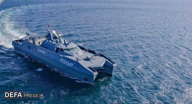 Theo tiết lộ của Tư lệnh Hải quân Alireza Tangsiri, các tàu lớp Tareq và lớp Ashura đã được trang bị tên lửa Kowsar. Ông lưu ý rằng, tên lửa Kowsar trang bị trên tàu Ashura được kết hợp với radar 3D có thể phát hiện và bắn hạ máy bay, trực thăng cũng như tên lửa hành trình ở độ cao lớn. Ảnh Defapress.ir.