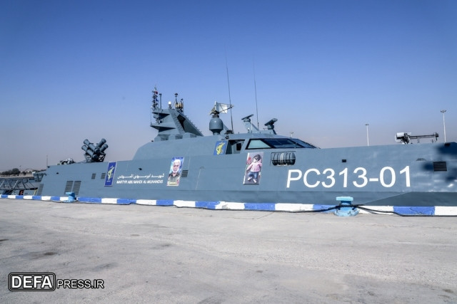 Quan sát từ những hình ảnh được Iran công bố, các nhà phân tích cũng chỉ ra rằng, Abu Mahdi đã nhận được một số hệ thống vũ khí hiện đại, bao gồm sáu bệ phóng dạng hộp được bố trí ở phía sau, được cho là chứa các tên lửa chống hạm dòng C802. Tàu hộ tống còn được trang bị pháo 30 mm và 20 mm cùng ngư lôi hạng nhẹ. Ngoài ra, tàu Abu Mahdi có thể mang theo nhiều máy bay không người lái cùng các xuồng cao tốc. Ảnh Defapress.ir.