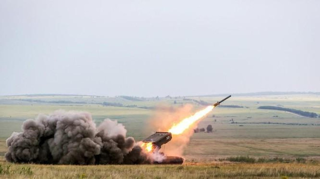 TOS-1A Solntsepek là hệ thống súng phun lửa được đặt trên khung gầm của xe tăng. Pháo phun lửa hạng nặng này sử dụng tên lửa cỡ nòng 220mm với đầu đạn nhiệt áp. Solntsepek được thiết kế để tấn công các lực lượng của đối phương, phương tiện chiến đấu và các công sự. Các lực lượng của Nga đang chủ động triển khai hệ thống súng phun lửa hạng nặng trong chiến dịch quân sự ở Ukraine.