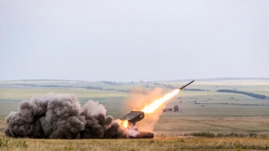 TOS-1A Solntsepek là hệ thống súng phun lửa được đặt trên khung gầm của xe tăng. Pháo phun lửa hạng nặng này sử dụng tên lửa cỡ nòng 220mm với đầu đạn nhiệt áp. Solntsepek được thiết kế để tấn công các lực lượng của đối phương, phương tiện chiến đấu và các công sự. Các lực lượng của Nga đang chủ động triển khai hệ thống súng phun lửa hạng nặng trong chiến dịch quân sự ở Ukraine.