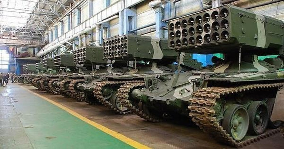 Những báo cáo đầu tiên về hệ thống súng phun lửa hạng nặng này đã xuất hiện trên mạng xã hội từ đầu năm 2023, nhưng ngày 2/4/2023, một video được chia sẻ rộng rãi trên Twitter cho thấy Quân đội Nga sử dụng hệ thống này tấn công các vị trí của Ukraine. Theo một số ghi nhận, khi đạn pháo va chạm với mục tiêu, nhiệt độ lên tới 3.000 độ C. Nhìn chung, các vũ khí nhiệt áp là loại đạn 2 tầng có thể tạo ra những vụ nổ vô cùng khủng khiếp.