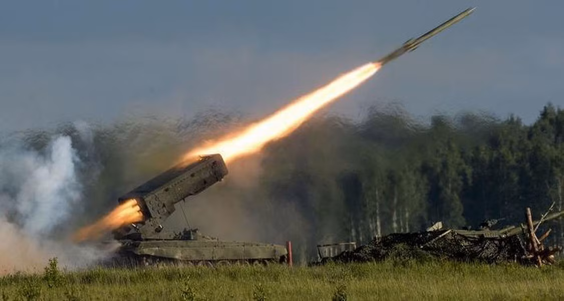 So với các hệ thống tương tự khác, TOS-1A Solntsepek có tầm bắn ngắn hơn. Tuy nhiên, do nó là vũ khí nhiệt áp và có khả năng phóng loạt nên TOS-1A Solntsepek có khả năng cơ động lớn.