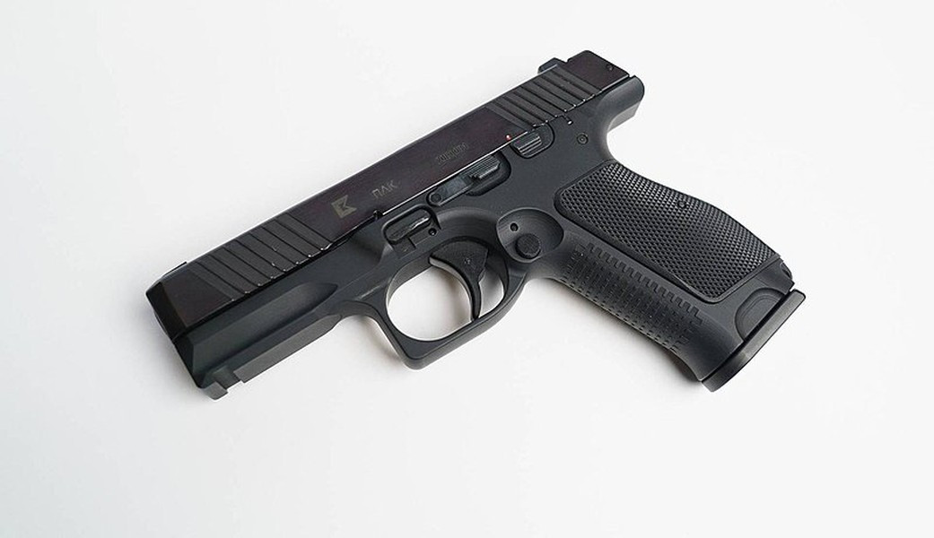 Biến thể với đầu nòng dài để lắp ống giảm thanh dự kiến được xuất xưởng trong tương lai gần. Xạ thủ có thể gắn kính ngắm chuẩn trực, đèn pin hoặc đèn chỉ thị laser lên súng.