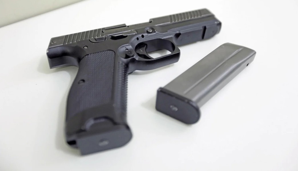 Người dùng có thể dùng ngón tay nhẹ nhàng nhấn nút thả hộp đạn hoặc đẩy mấu gạt mà không cần dùng nhiều lực như súng Makarov.