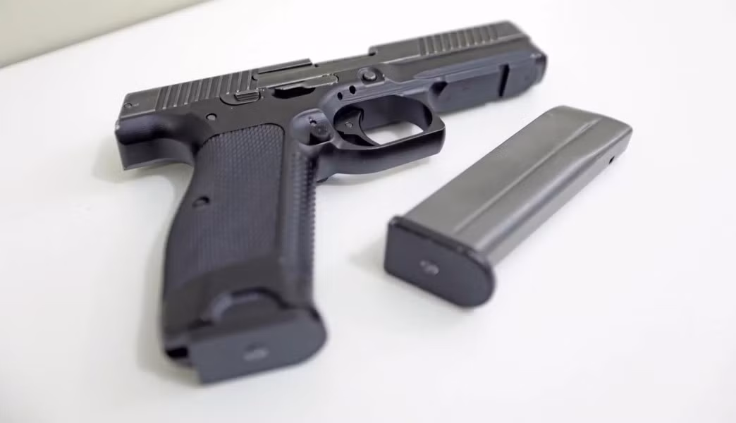 Người dùng có thể dùng ngón tay nhẹ nhàng nhấn nút thả hộp đạn hoặc đẩy mấu gạt mà không cần dùng nhiều lực như súng Makarov.