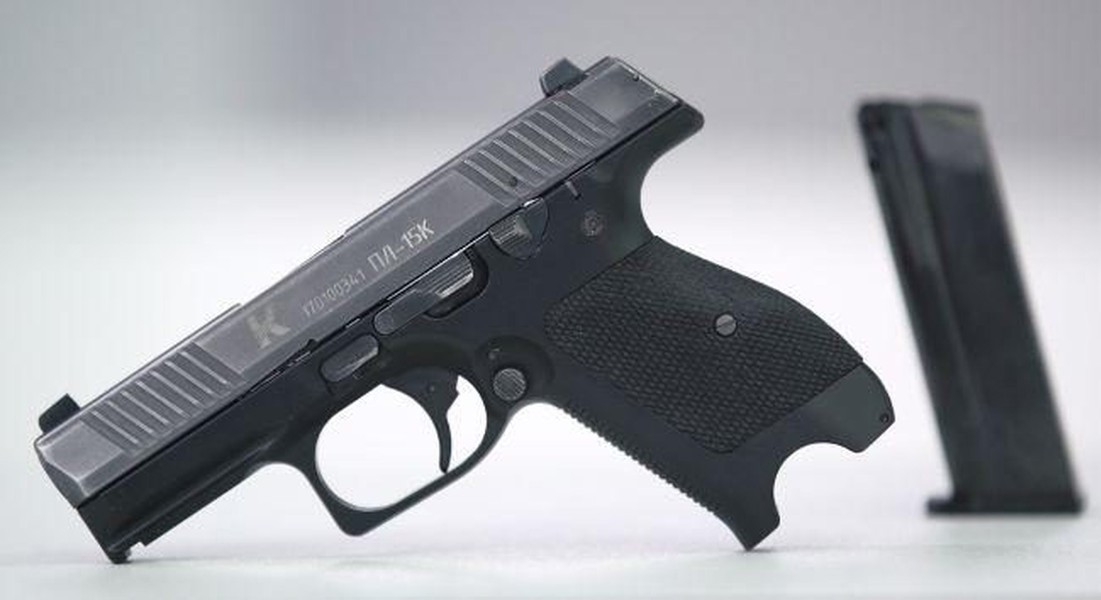 Chuyên gia quân sự Nikolai Litovkin cho biết PL-15K được ví như "iPhone của Kalashnikov", bởi sự gọn nhẹ và thoải mái mà nó mang lại khiến xạ thủ có cảm giác giống như đang cầm trên tay một chiếc điện thoại đời mới của Apple.