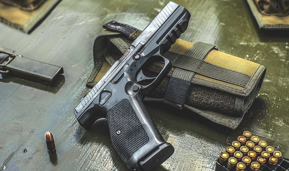 Cụm cò được lắp cơ cấu đặc biệt để ngăn hiện tượng cướp cò trong những tình huống căng thẳng, khi xạ thủ có thể vô tình tự bắn mình hoặc những người xung quanh.