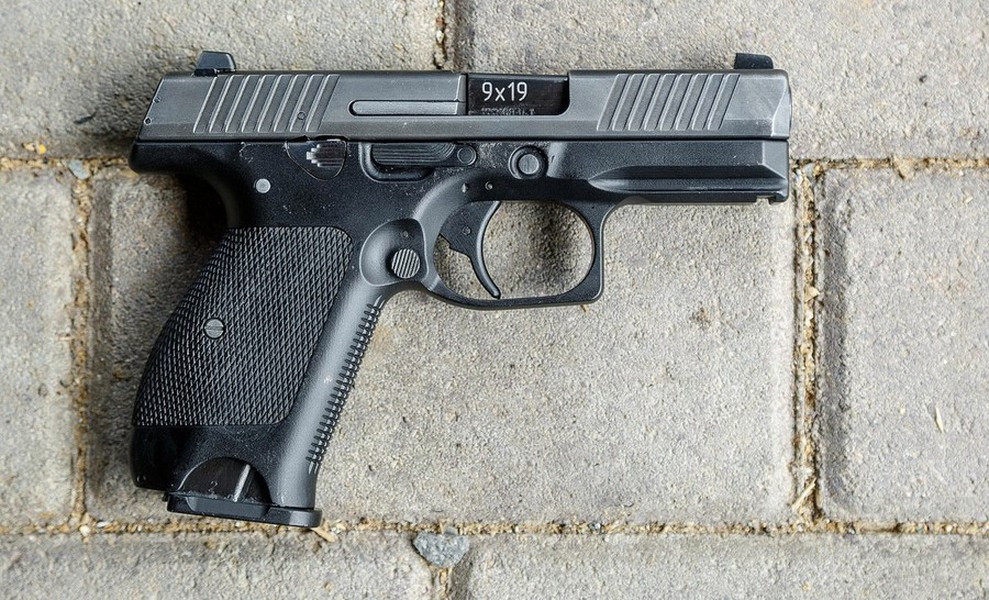 PL-15K gồm hai phiên bản với hệ thống khóa nòng lùi ngắn và lùi dài.